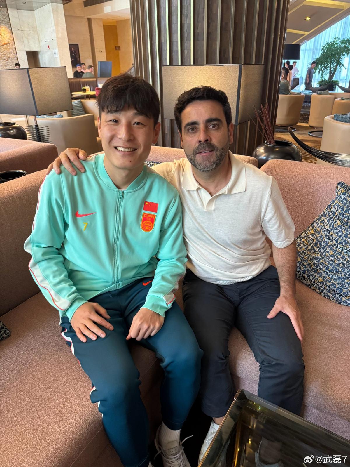 塞鸟社媒晒照：这是我身披我热爱的国家队战袍所打进的第一个进球
